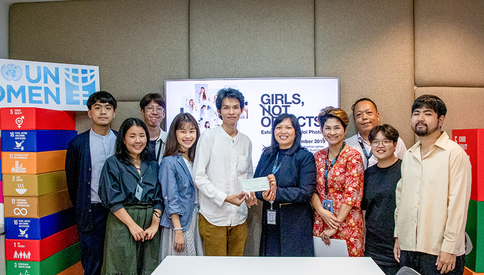 The students donate the exhibition proceeds to UN Women staff members. Photo: UN Women/Hansol Park