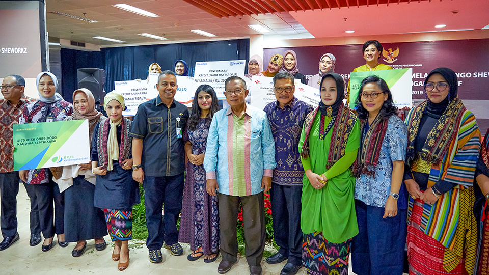 Ankiti Bose poses at the launch of Zilingo’s SheWorkz programme in Jakarta, Indonesia, on October 16, 2019. On her right is Iskandar Simorangkir, Deputy Minister for Macroeconomic and Financial Coordination, Coordinating Ministry for Economic Affairs of Indonesia. On her left is Darmin Nasution, the former Coordinating Minister for Economic Affairs. In the photo on the right, they are joined by members of the Indonesian fabrics and fashion group Komunitas Cinta Berkain Indonesia. Photos: Courtesy of Zilingo.