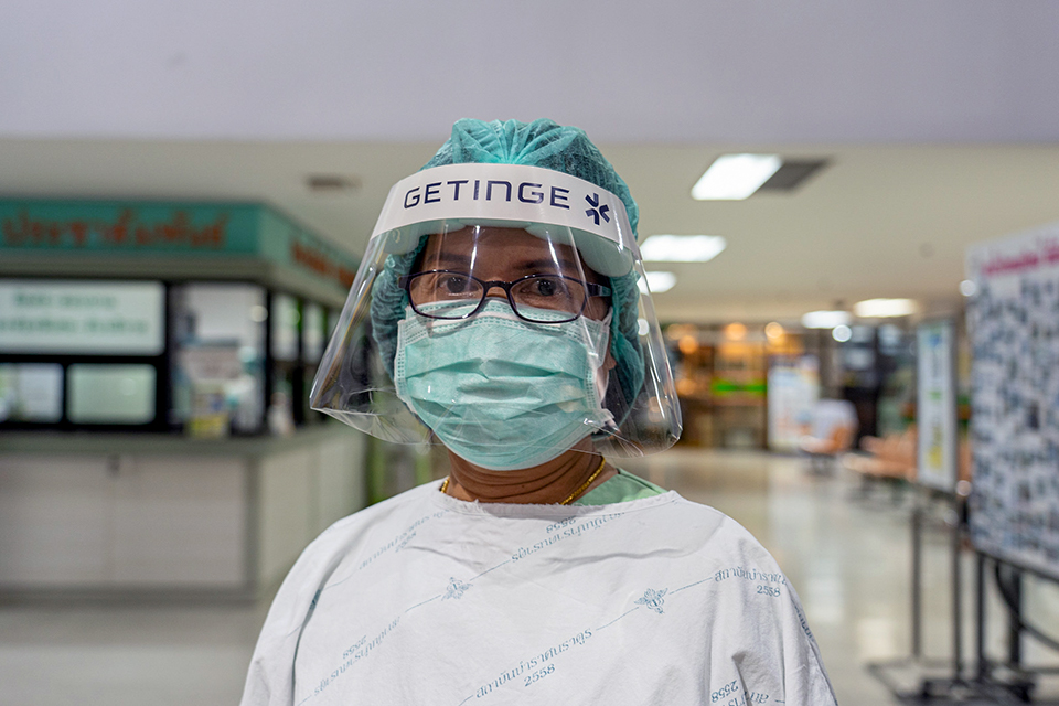 Scenes of healthcare workers at Thailand Bamrasnaradura Infectious Disease Institute, Ministry of Public Health.  During this coronavirus outbreak, workforce shortages have gotten worse and nurse-midwives around the world have had to sacrifice in the hospitals around the clock and with limited personal protective equipment.   Photo: UN Women/Pathumporn Thongking 