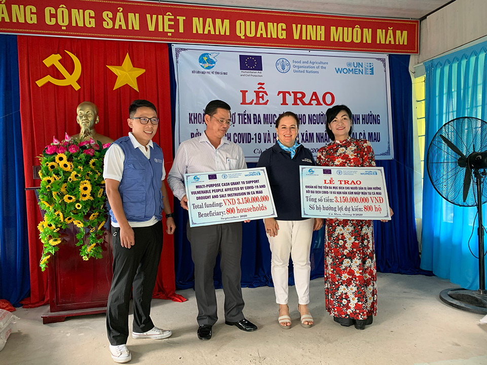 At the 14 September grant handover in Tran Van Thoi district are (from left) Nguyen Thai Anh, FAO Programme Coordinator; Vo Quoc Thong, Vice Chairperson of Tran Van Thoi district; Elisa Fernandez Saenz, UN Women Representative in Viet Nam; and Nguyen Thi Thanh Huong, President of Ca Mau Provincial Women’s Union. Photo: Tran Thi Thuy Anh