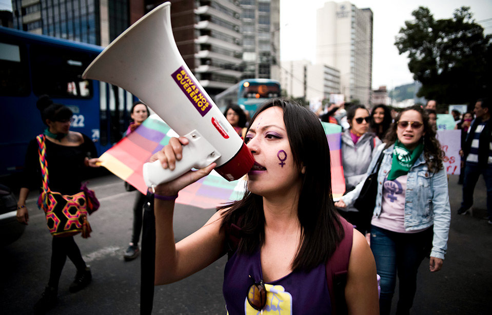 Activists, social leaders, organizations, women and men shout slogans against gender violence during a march in Ecuador. Photo: UN Women/Johis Alarcón