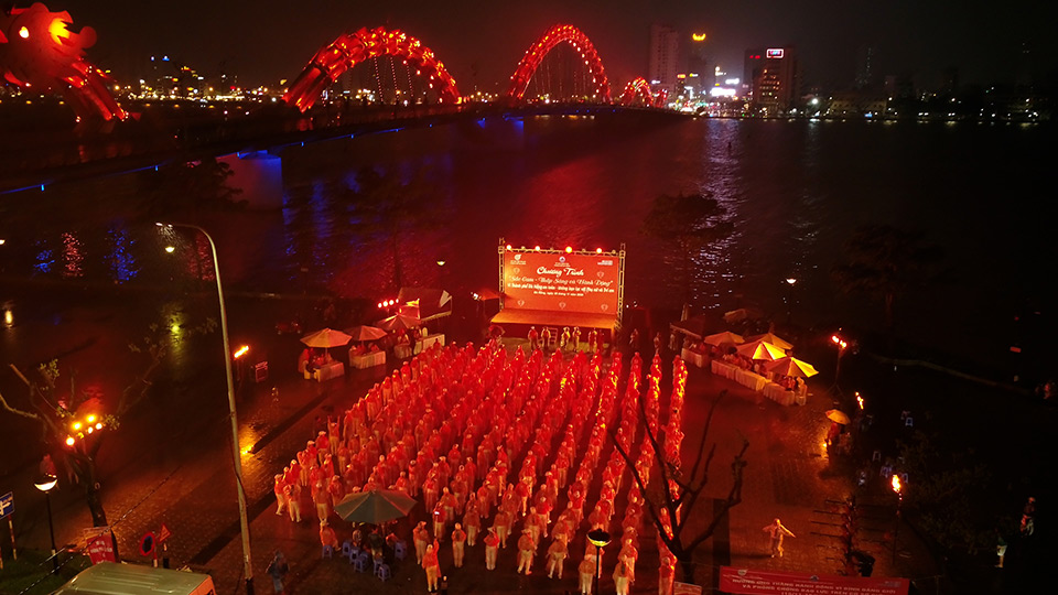 Dragon Bridge in Da Nang city will be lighted-up in orange one hour every night from 28 November-15 December 2020. Photo: UN Women/Thao Hoang