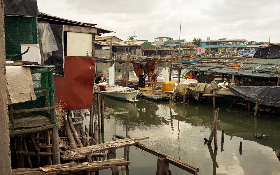 Glomar regularly visits the waterways communities like this one to take stock of their needs. Photo: UN Women/Christine Chung