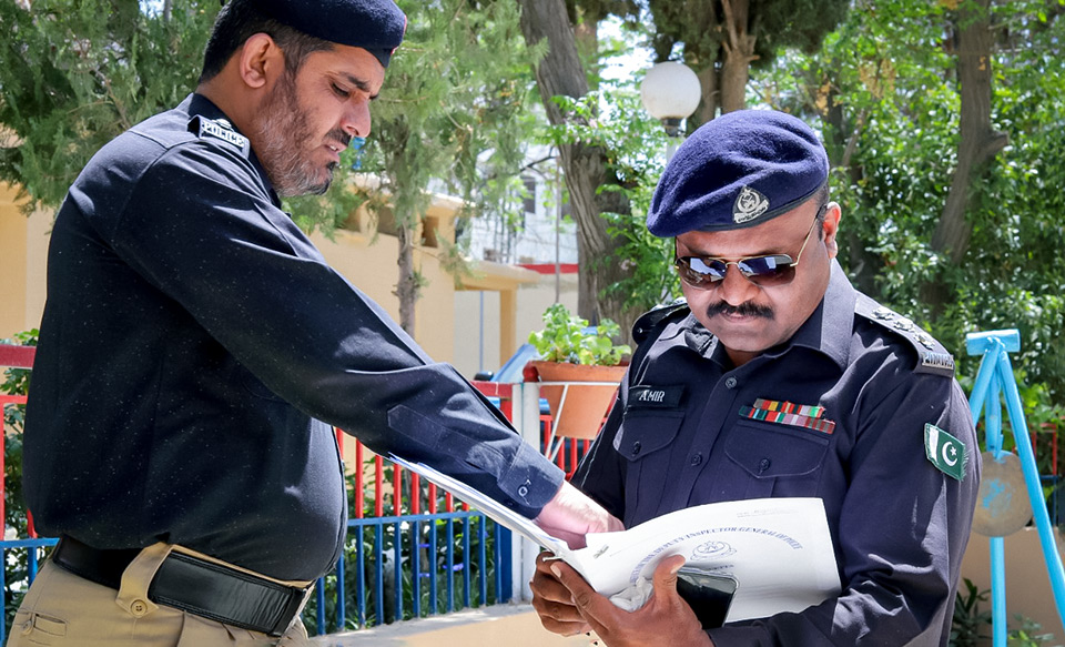 After receiving the UN Women training, Amir Peters (right) is influencing other police officers to handle cases of violence against women without gender bias and victim-blaming. Photo was taken on 12/April/2021 in Quetta, Pakistan.  Photo: Individualland/Awais Ahmed