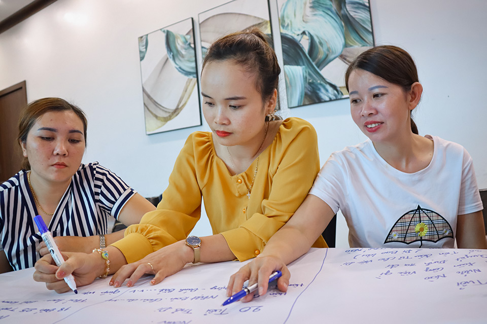 Migrant workers attending the UN Women-supported workshop on 23 April 2021 in Ha Tinh, Viet Nam, make lists of the different types of violence they should watch out for while abroad. Photo: UN Women/Thao Hoang