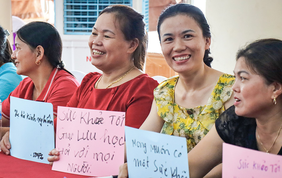 Cam Nguyen (second from right) and other migrant workers share their hopes for future journeys abroad, during the UN Women-supported workshop in Ha Tinh, Viet Nam, on 24 April 2021. Cam’s hope is for “good health”. Photo: UN Women/Thao Hoang