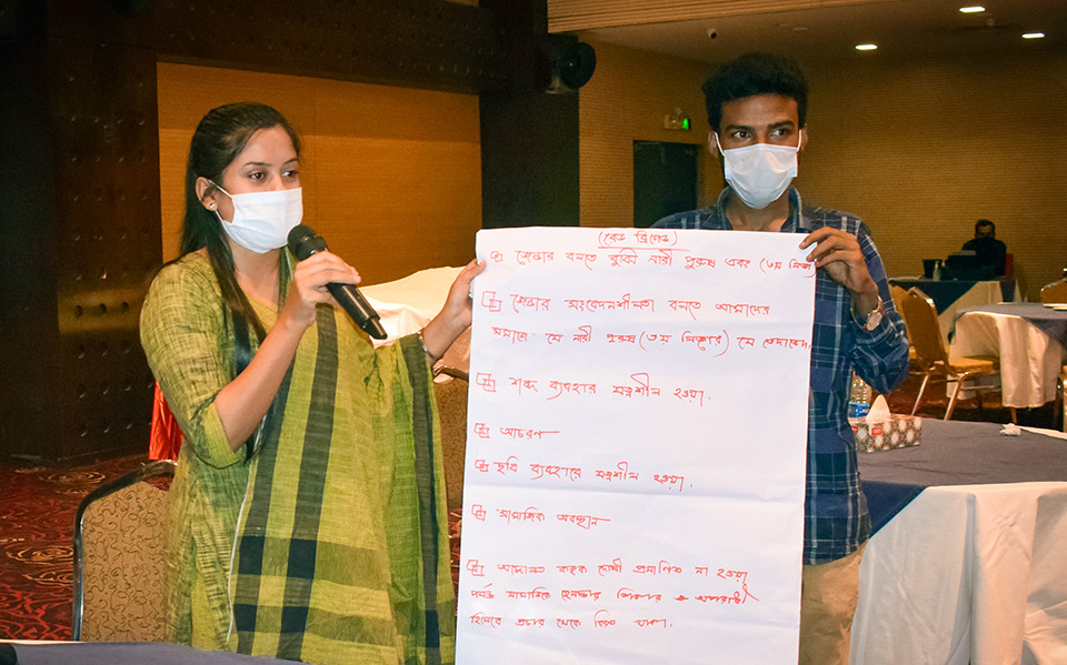 Journalists do an exercise at during the  workshop on gender-sensitive journalism on 24 June 2021 in Cox’s Bazar, Bangladesh. Photo: UN Women/Abdul Saboor Golap