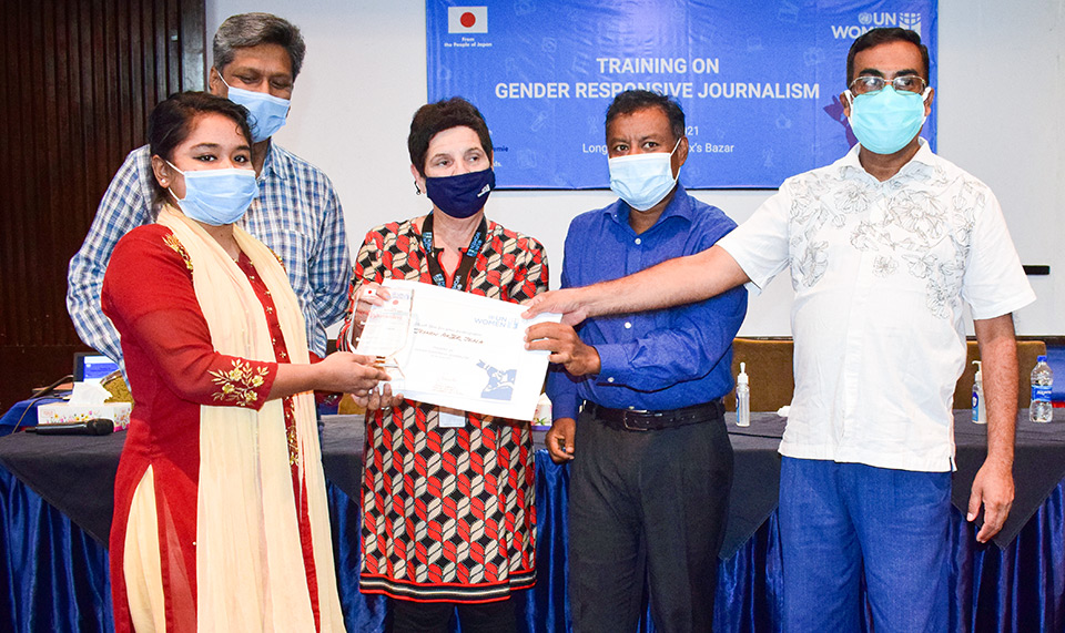 Jesmin Akter Jesia (far left), a reporter for The Territorial News, receives a certificate on 24 June 2021 after completing the workshop on gender-sensitive journalism in Cox’s Bazar, Bangladesh. Presenting the certificate are the trainers and (on far right) Abu Taher Chowdhury, President of Cox’s Bazar Press Club. Photo: UN Women/Abdul Saboor Golap