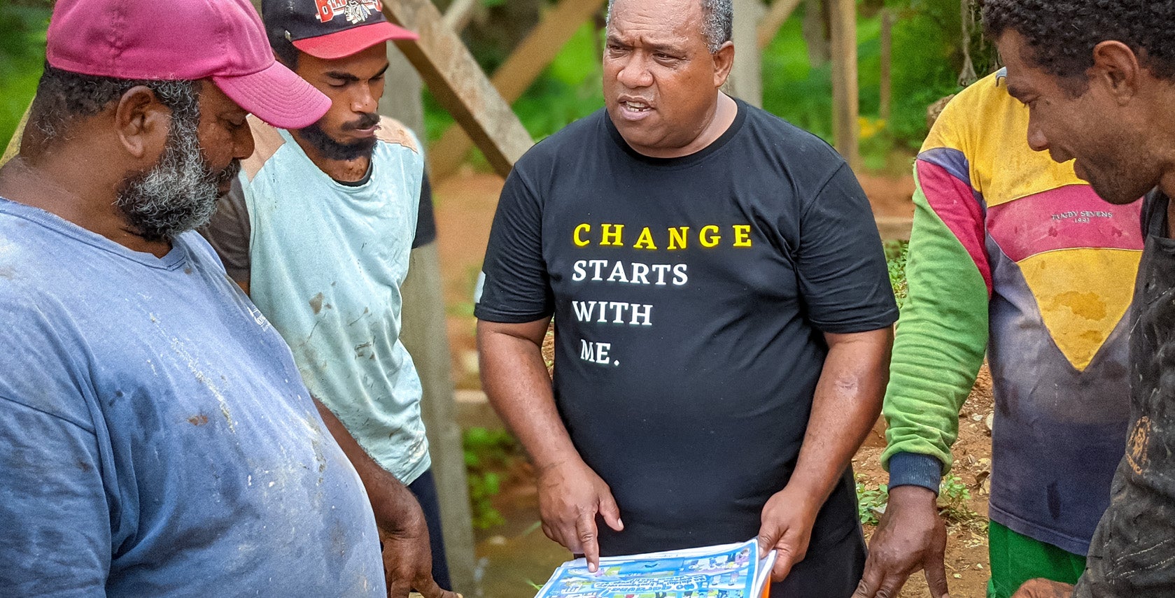 Tomu Dari (centre) visits a job site to reach out to other men and boys, encouraging them to challenge harmful masculinities and the use of violence in New Town, Suva. Photo: UN Women/Miho Watanabe