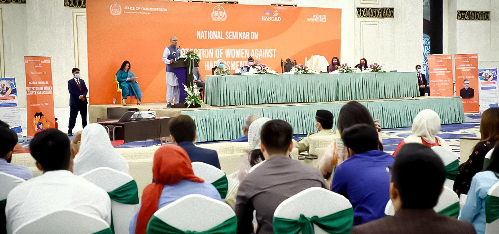 President of Pakistan Arif Alvi (centre, in blue) and Punjab Governor Chaudhry Muhammad Sarwar attend National Seminar on Protection of Women against Harassment along with other dignitaries. Photo: UN Women/Muhammad Adil