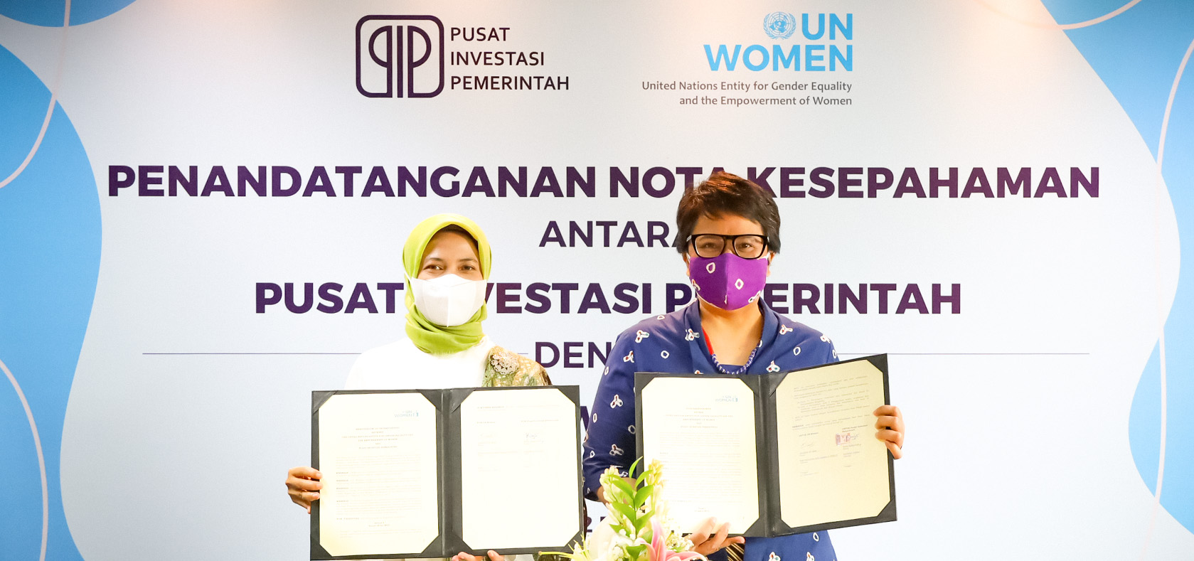 Ririn Kadariyah, President Director of BLU-PIP (left) and Dwi Faiz, Head of Programmes UN Women Indonesia (right) held the signed MoU between BLU-PIP and UN Women. Photo: Pusat Investasi Pemerintah