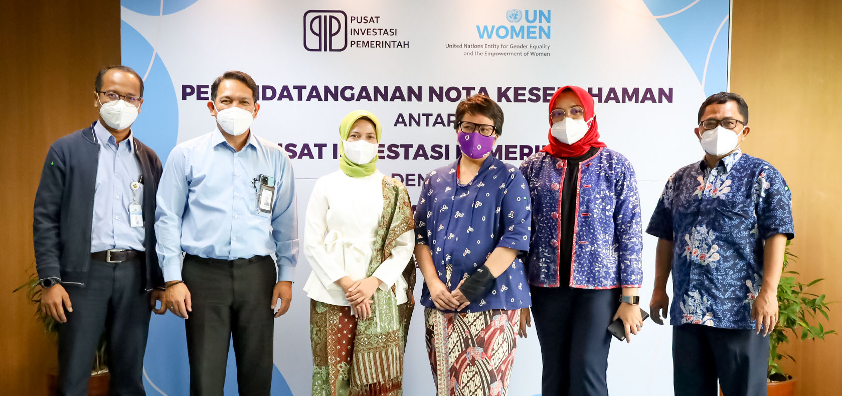 Commemoration photo between delegation of BLU-PIP and UN Women Indonesia after the signing event has finished. Photo: Pusat Investasi Pemerintah