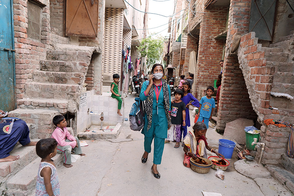 Lalita, walking in her neighbourhood, Bhalaswan Dairy, New Delhi. Photo: UN Women/Ruhani Kaur