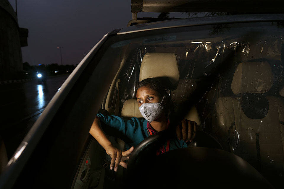Lalita, waiting in her cab. Photo: UN Women/Ruhani Kaur