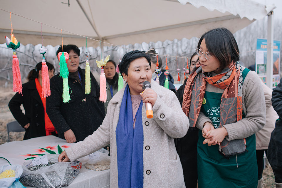 In 2019, Yan Shenglian promoting the agricultural products from her community at a UN Women event. Photo: IGSNRR