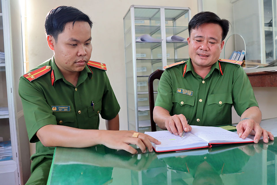 Nguyen Van Phi (right), Deputy Chief of Police, leads the gender-based violence Rapid Response team in Ward 6, Ben Tre City in Viet Nam. Photo: UN Women/Hoang Thao