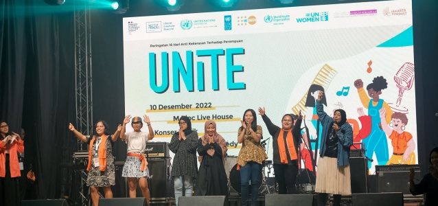 Seven Indonesian stand-up comedians performed at UNiTE event. The Comedy for Equality initiative was started last year by the UN in Indonesia to provide opportunities to 20 aspiring comedians to participate in five workshops on comedy for activism, mentored by multi-award-winning comedian Sakdiyah Ma'ruf. Photo: UN Women/Putra Djohan.