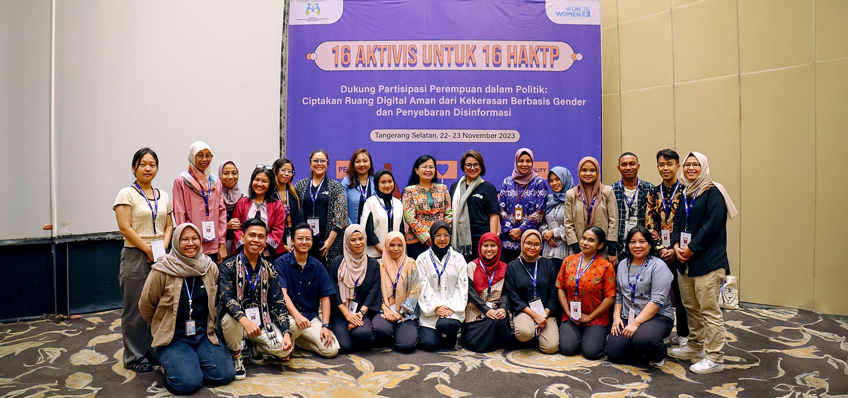 16 activists from all over Indonesia gathered in Jakarta to participate in the workshop on combating online gender-based violence, misinformation, disinformation, and hoaxes. Photo: UN Women/Bintang Aulia